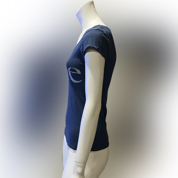 YALE Women’s V-Neck Blue and White Tee Shirt Distressed Lettering Size Small - Picture 3 of 11